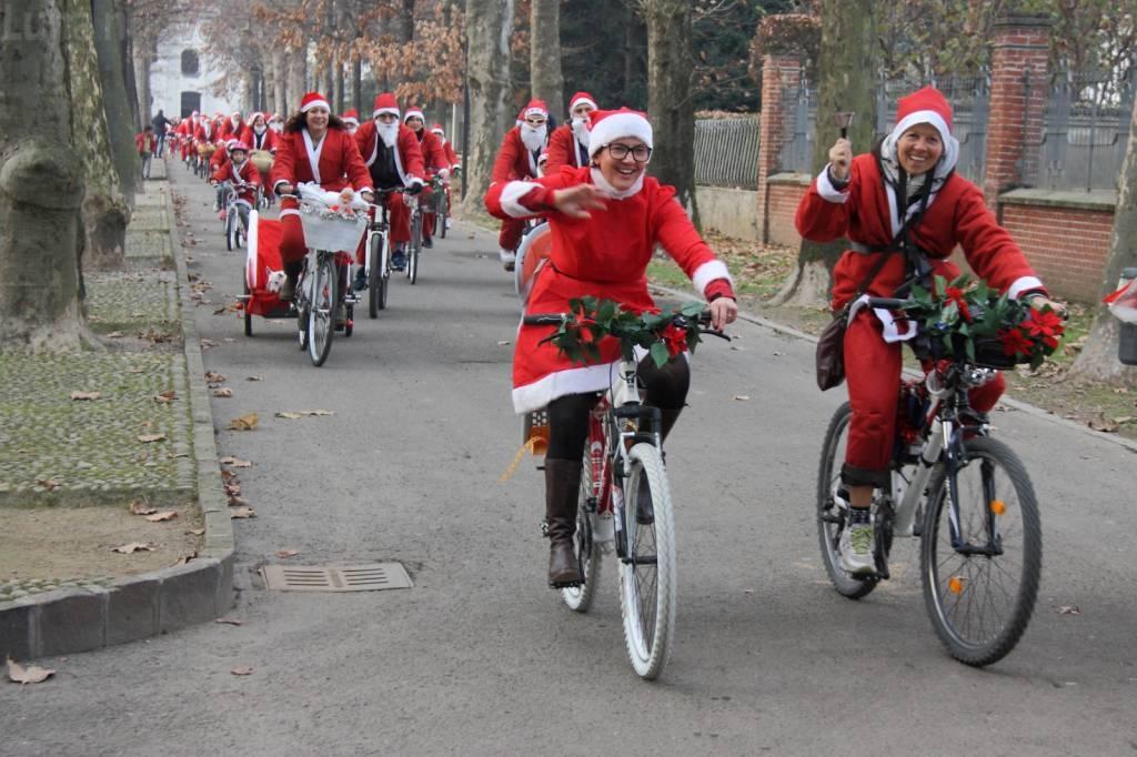 Regali Di Natale A Km 0.Grugliasco Collegno Babbi Natale In Bici Per Promuovere I Regali A Km0 Luna Nuova