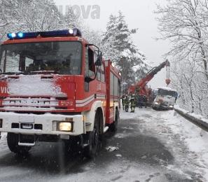 Neve &ldquo;marcia&rdquo;, caos sulle strade dell'alta valle