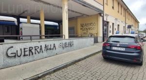 Raid notturno contro la guerra nelle stazioni della valle