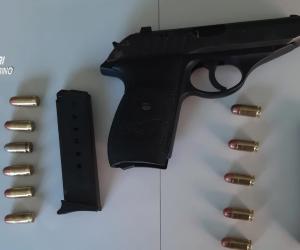 Alpignano, minaccia con pistola rubata: arrestato