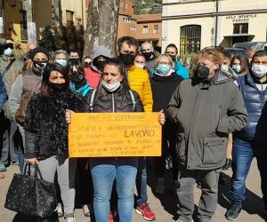 Condove, la protesta dei mercandin chiusi: "Lasciateci lavorare"