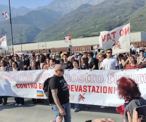 No Tav: l'arrivo del corteo davanti al cantiere-fortino di S.Didero