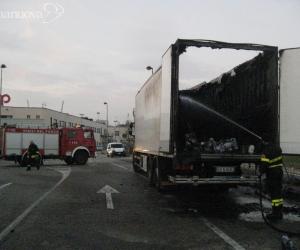 Camion in fiamme a Beinasco, carico divorato dal fuoco