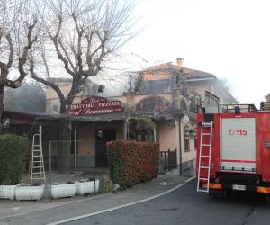 Terrazza in fiamme in via Molini