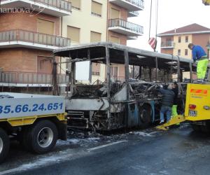 Autobus in fiamme in corso Torino