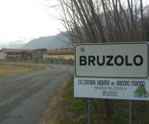 Si "taglia" la mano mentre fa legna