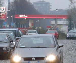 Rapina al distributore, bottino da 10mila euro