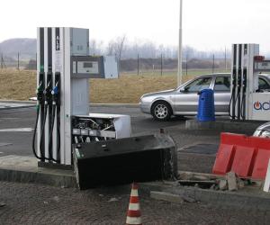 Furto nella notte al distributore di benzina