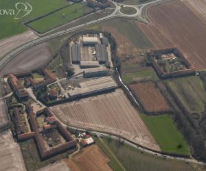 Cartelli poco visibili, si rischiano incidenti