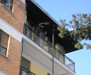 Scoppiano i tubi, balcone in fiamme