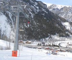 Ragazzino cade dalla seggiovia: salvato dagli snowboarder