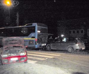 Tamponamento auto-pullman: traffico in tilt, feriti lievi