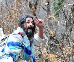 In migliaia sui sentieri della val Clarea. Turi Vaccaro sale sul traliccio