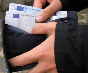 Chiede soldi per foto compromettenti: arrestato