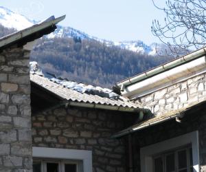 Amianto, la villetta abbandonata fa paura: protestano i vicini