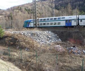 Oulx-Bardonecchia: macerie e rifiuti abbandonati lungo i binari