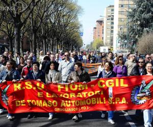 La rabbia degli operai grugliaschesi blocca corso Allamano