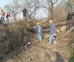 Pulizia alla bealera dopo l'alluvione dello scorso novembre