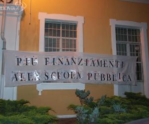 Fiaccolata di protesta dei genitori: «Date più soldi alle scuole»