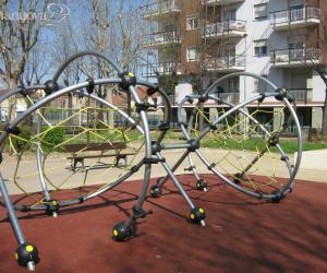 Nuovi giochi nel giardino di via Principe Amedeo