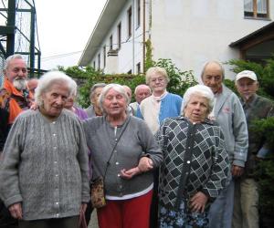 «Qui stiamo bene, non portateci via»: la protesta degli anziani