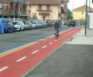 I residenti protestano per la pista ciclabile di via Monti