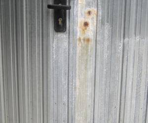 Via Coppino, garage ancora da consegnare e già malandati
