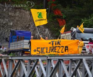 Blitz di Legambiente, striscione al cantiere del Frejus