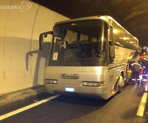 Paura in galleria, prende fuoco un pullman carico di bambini