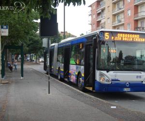 Aggredisce i vigili urbani con calci e pugni: arrestato