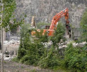 Cava Valle: è partito l'abbattimento