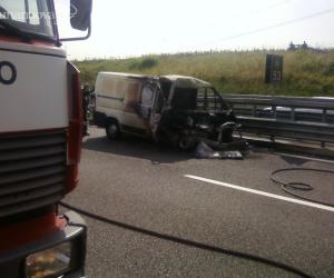 Il furgone prende fuoco dopo l'incidente