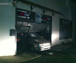 Auto usata come ariete, spaccata all'Unieuro