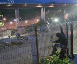 Assedio No Tav al cantiere della Maddalena: ferito dirigente Digos, tagliati alcuni  metri di recinzioni