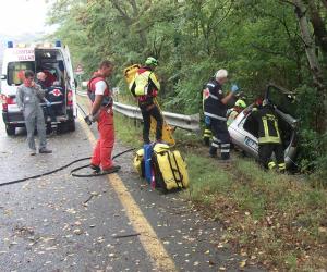 Auto fuori strada, anziana donna grave al Cto