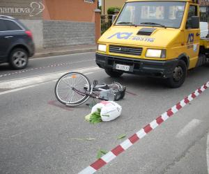 Donna investita mentre attraversa sulle strisce in via Mazzini