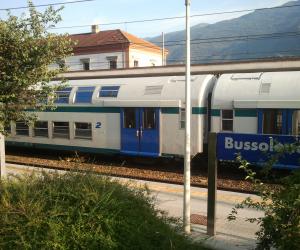 Uomo si getta sotto il treno in stazione a Bussoleno