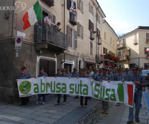 Susa abbraccia le sue penne nere