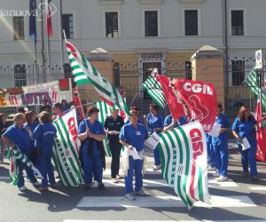 Tagli Asl, personale ausiliario in sciopero davanti agli ospedali