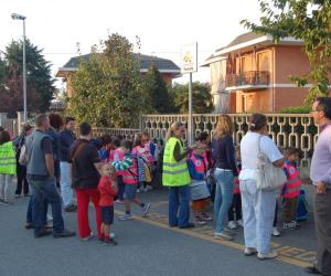 Tutti in classe camminando con gli amici