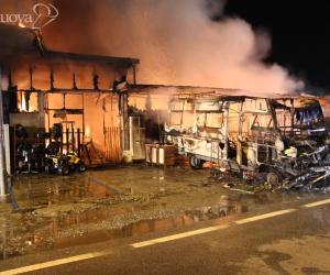 Fiamme nella notte: bruciano casa e negozio lungo la statale 25