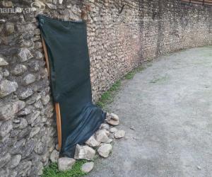 «L'anfiteatro romano sta crollando»: è allarme