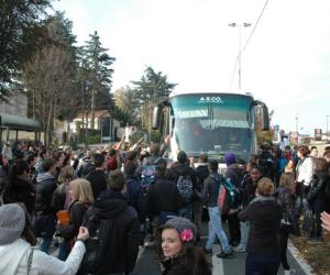 Cade il controsoffitto, si scatena la rabbia degli studenti