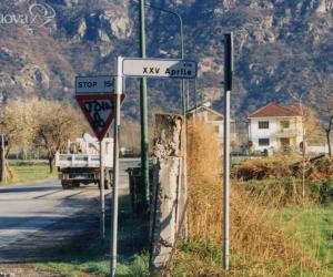 Fanno scappare i ladri, poi sono botte