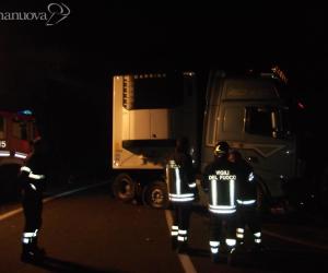 Il camion rimane in bilico sul ponte