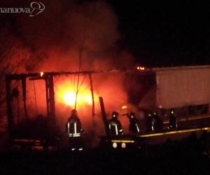 Fuoco e paura nella notte all'ex Roatta