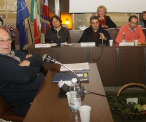 Lacrimogeni a San Giuliano, caos in aula