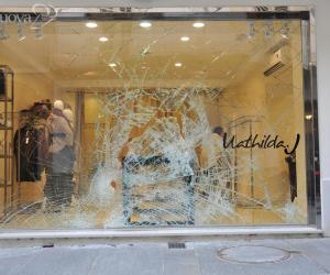 Week-end nero, due spaccate in centro
