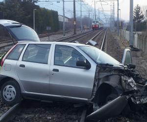 Binari-trappola: auto travolta dal treno
