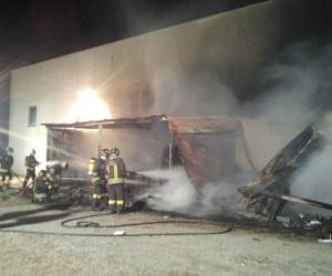 In fiamme la tettoia di un capannone industriale